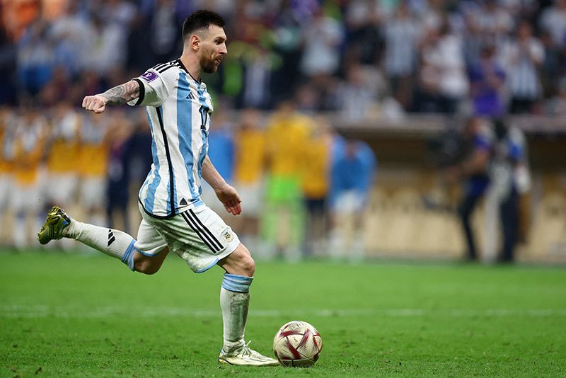 Messi thực hiện cú đá luân lưu cho Argentina