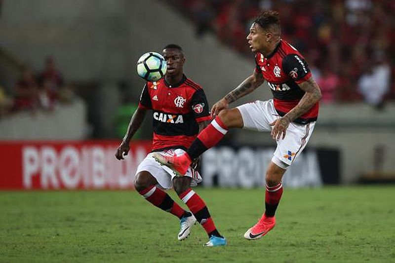 Paolo Guerrero y Vinicius en un encuentro del Flamengo.