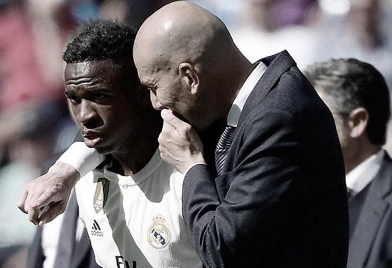 Vinicius talking to Zidane before going on the field