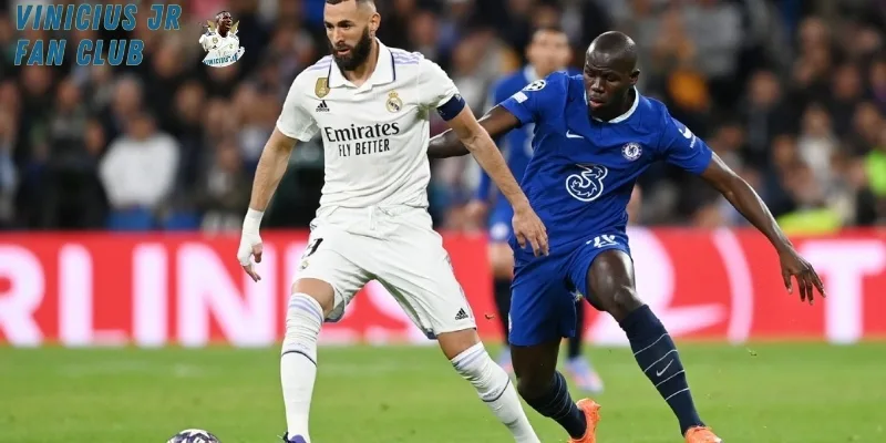 Áp sát quyết liệt trên sân